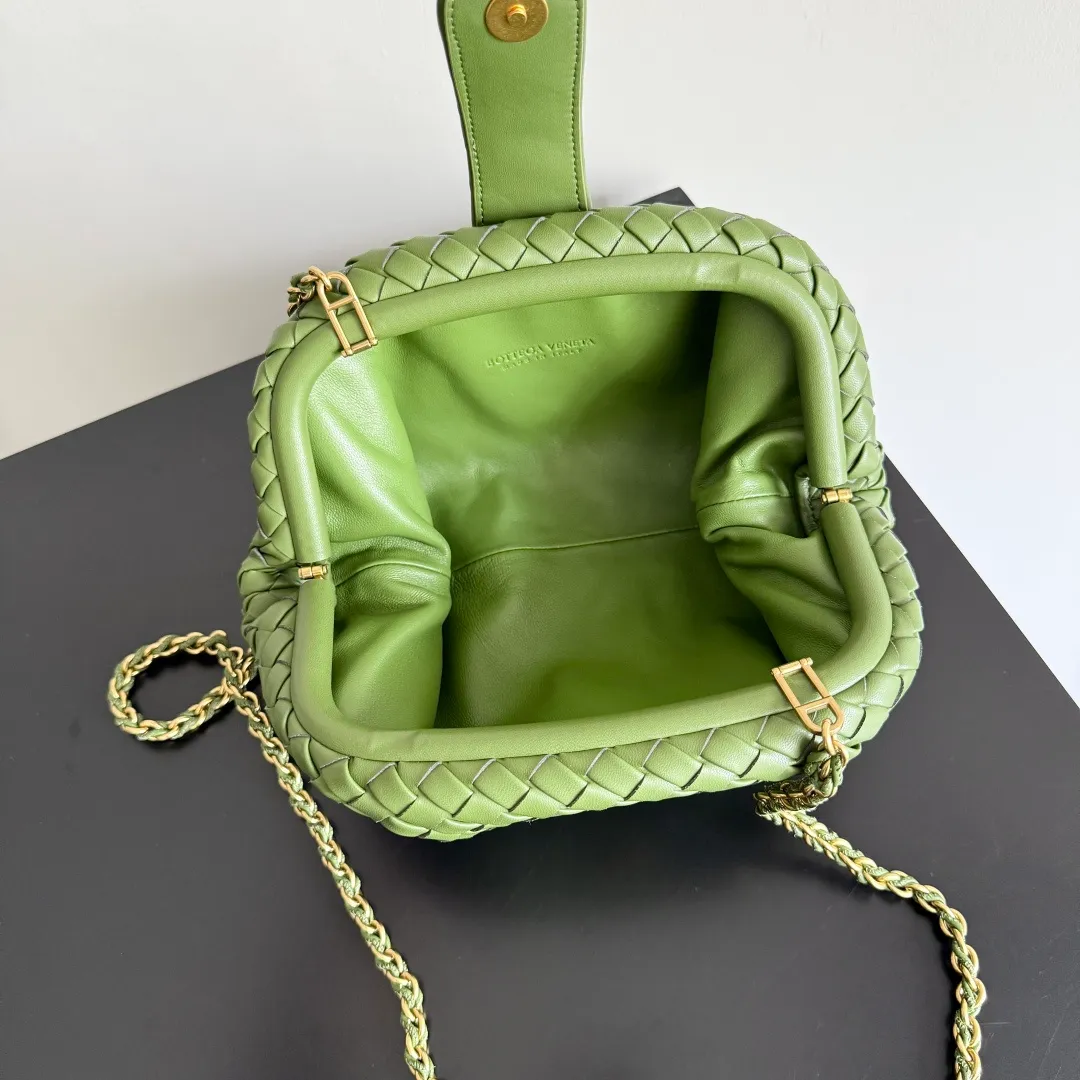 Batch 1880 BOTTEGA VENETA LAUREN 1980 small clutch bag is new! The small size that many people squat on is finally here. The self-adjustable zipper is a highlight of this bag. After being removed, it can be used as a handbag for important occasions. One bag unlocks two carrying methods at the same time. It is practical and has a unique sense of structure and beautiful lines. It is more elegant than a small cloud. It is a tribute to the classics and the pursuit of modernity. Style number: 804038 Size: 27*15*8cm
